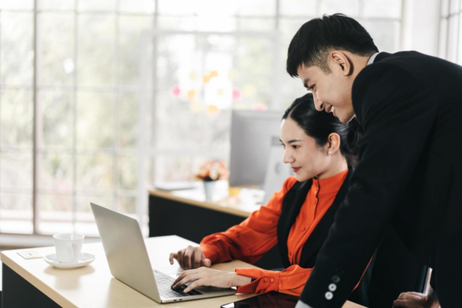 Studente che impara tecniche di scrittura SEO al computer